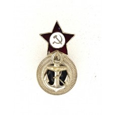Эмблема в кокарду фуражки начсостава ВМФ Союза ССР, обр. 1939 г., имеющих серебряный металлический прибор. 